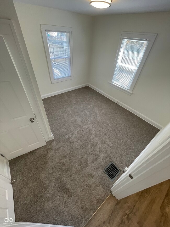 Building Photo - 927 N Chester Ave