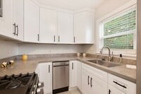 Building Photo - Darling Remodeled One Bedroom Cottage for Rent in Old Roseville