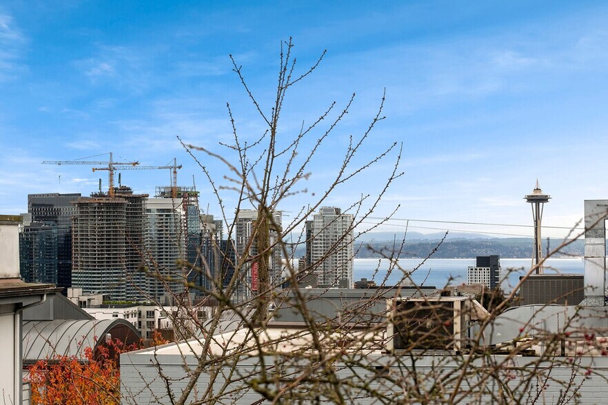 Building Photo - 319 Malden Ave E