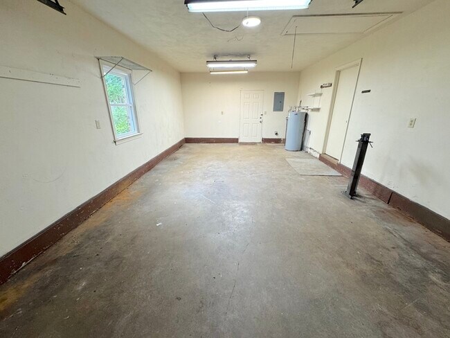 Building Photo - COME MEET YOUR NEW HOME!!!