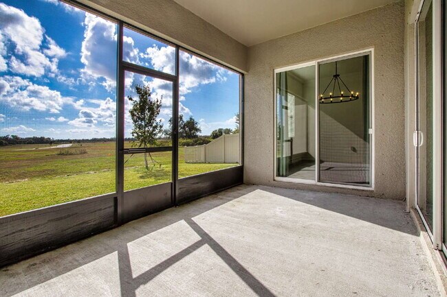 Building Photo - Spacious Like New 4-Bedroom Oasis with 3 Full Baths in Palmetto - Available NOW