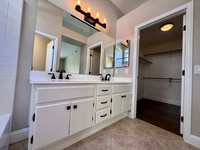Building Photo - Available for LEASE! 3 bedroom 2 bathroom ...