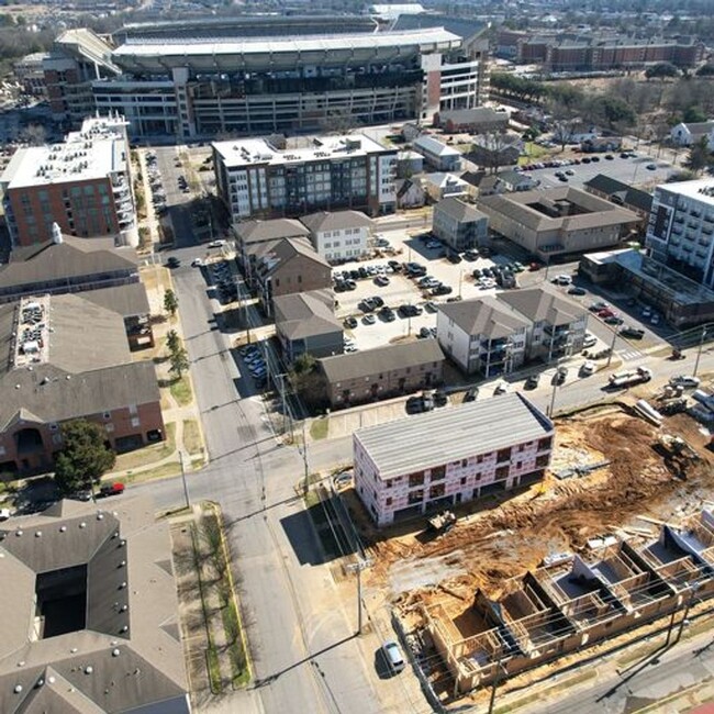 Building Photo - Less than 3 blocks from Bryant Denny Stadium!