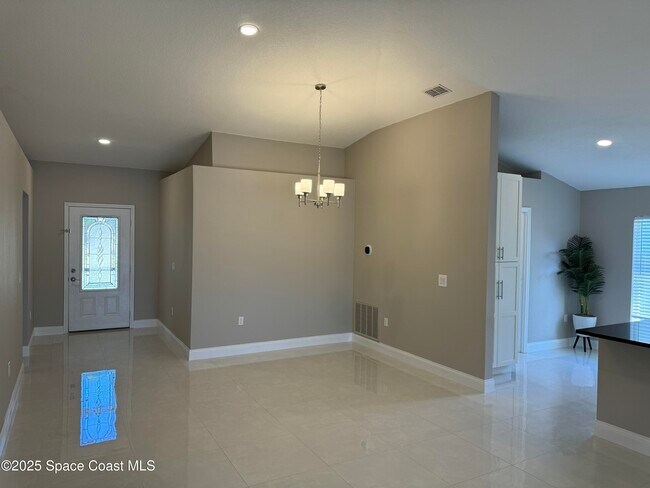 Building Photo - 1370 Berryhill Dr