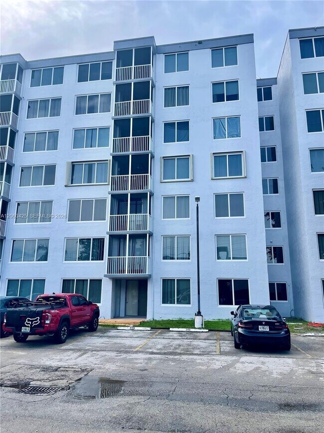 Building Photo - 17890 W Dixie Hwy