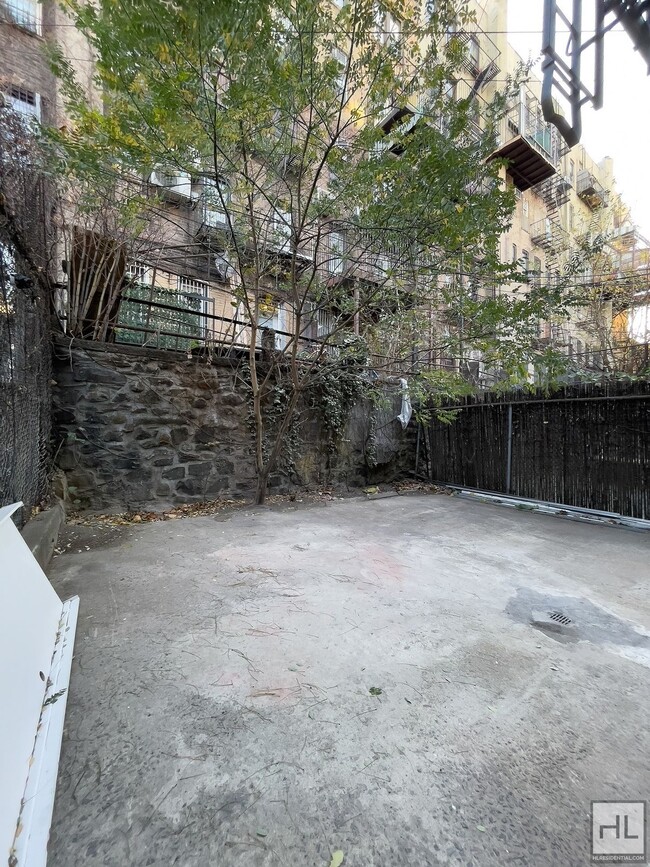 Building Photo - Spacious Williamsburg 3-Bed 2.5-Bath / Mas...