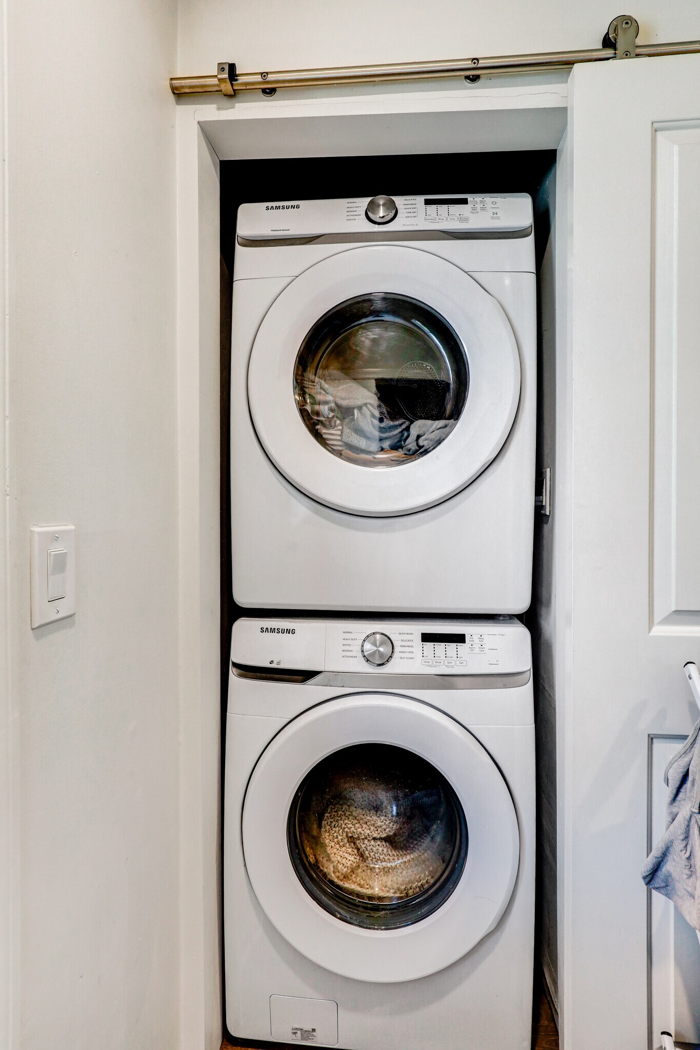 Private in unit washer/dryer - 606 Beach Ave