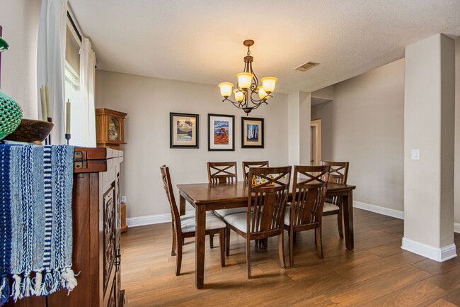 Building Photo - 5 Bed House convenient to Navarre and Hurl...