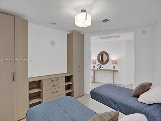 Building Photo - 15901 Collins Ave