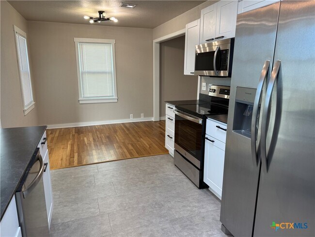 Building Photo - 1706 S 41st St