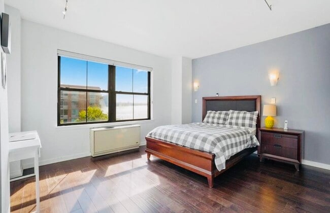 Building Photo - 1 Greene St