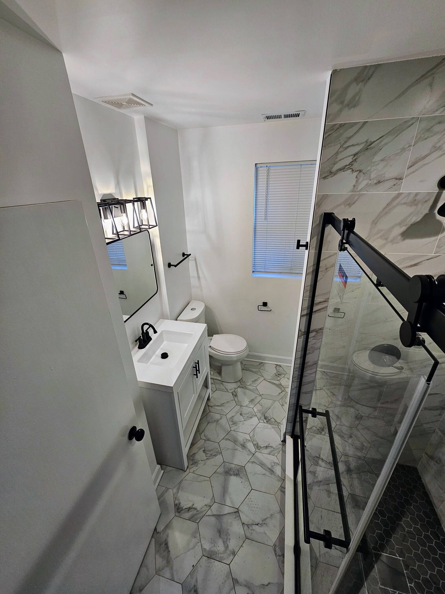 Master bathroom - 3720 S Calumet Ave