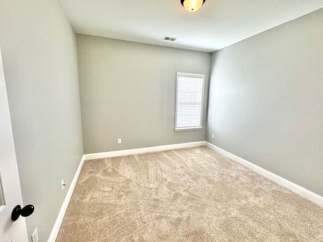 Building Photo - Now Leasing a 4-bedroom 2 bath home in Oli...