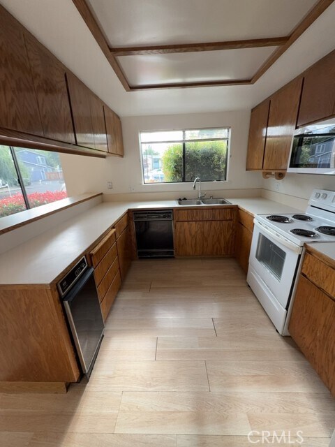 Building Photo - 10 Royale Ave