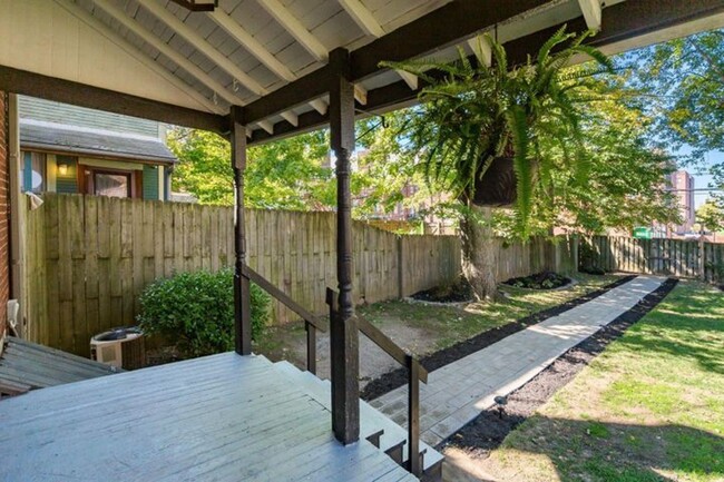 Building Photo - Adorable Brick Home in Italian Village!