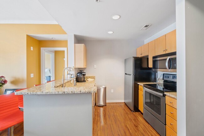 Building Photo - One Bedroom Furnished Condo in Uptown Char...