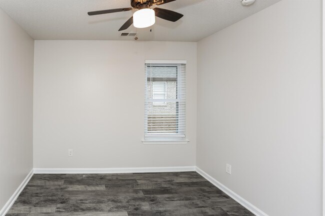 Building Photo - 10426 Redmond Cir N