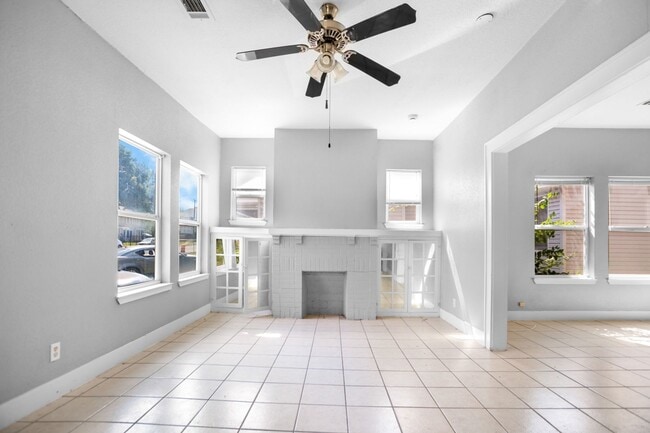 Building Photo - Available Now! Charming 2 Bed / 2 Bath Craftsman Home Near Downtown Waco