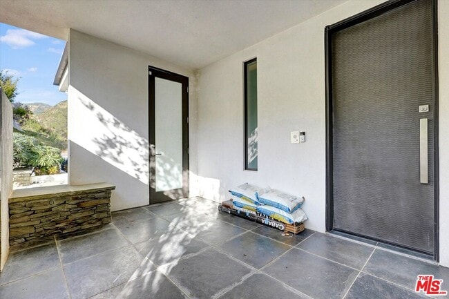 Building Photo - 3850 Rambla Orienta