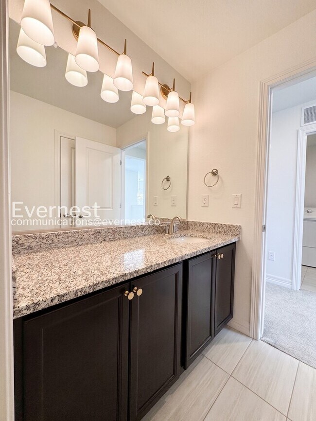 Building Photo - 4 bed/2.5 bath Stunning Single Family Home with Modern Amenities