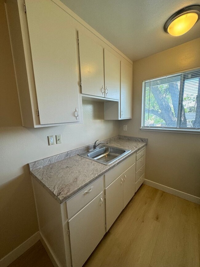 Building Photo - Upstairs 1 bedroom 1 bath apartment w/ ass...