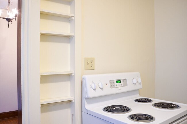 Building Photo - Stunning 1931 Townhome with Original Details You've GOT to See!