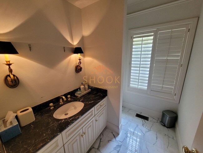 Building Photo - STUNNING LUXURY HOME - EVERYTHING YOU NEED - SHORT-TERM AND FURNISHED OPTIONS AVAILABLE