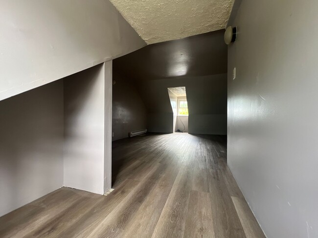 Building Photo - Beautifully remodeled 3 bedroom rental in ...