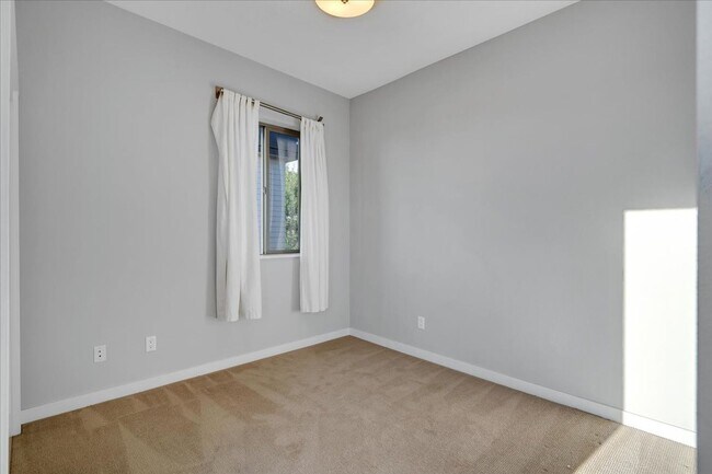 Building Photo - $500 off first month! Spacious, light-fill...
