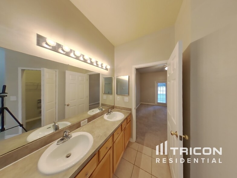 Building Photo - 10243 Goldenbrook Way