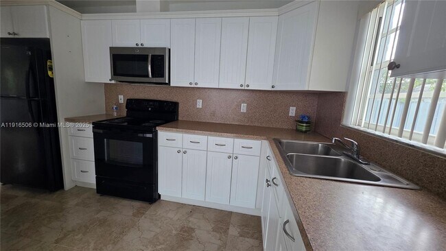 Building Photo - 9818 SW 146th Ct