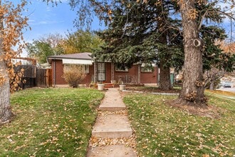 Building Photo - Home near DU and Wash Park!