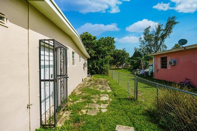 Building Photo - 430 NW 133rd St