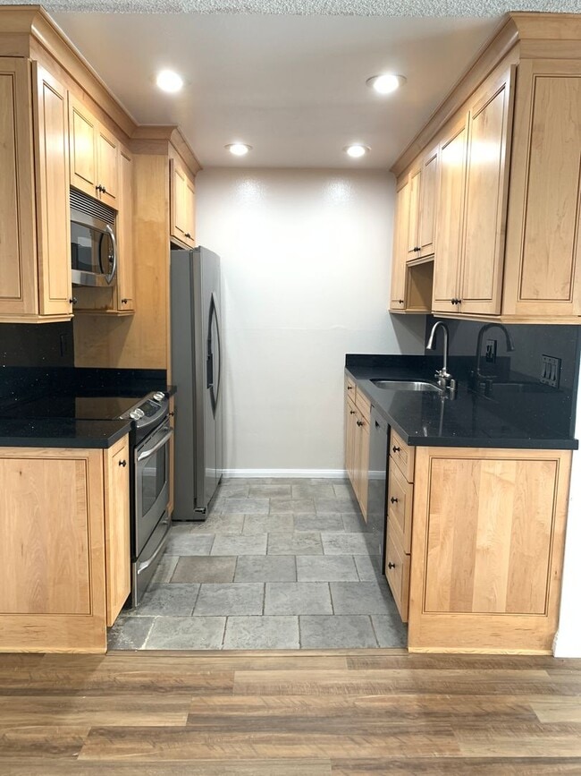 Building Photo - 2 Bedroom 2 Bath Condo with Pool and Hot T...