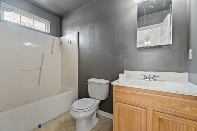 Building Photo - 4 Bed 2.5 Bath Home In Portsmouth