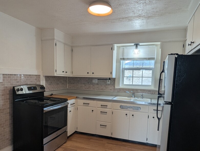 Kitchen - 281 E North End Ave