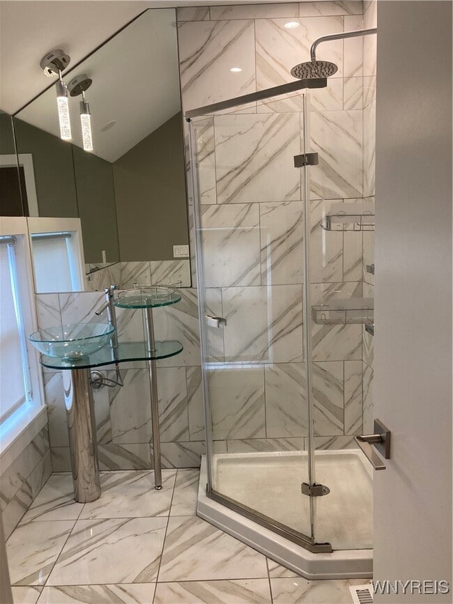 Building Photo - 62 Tracy St