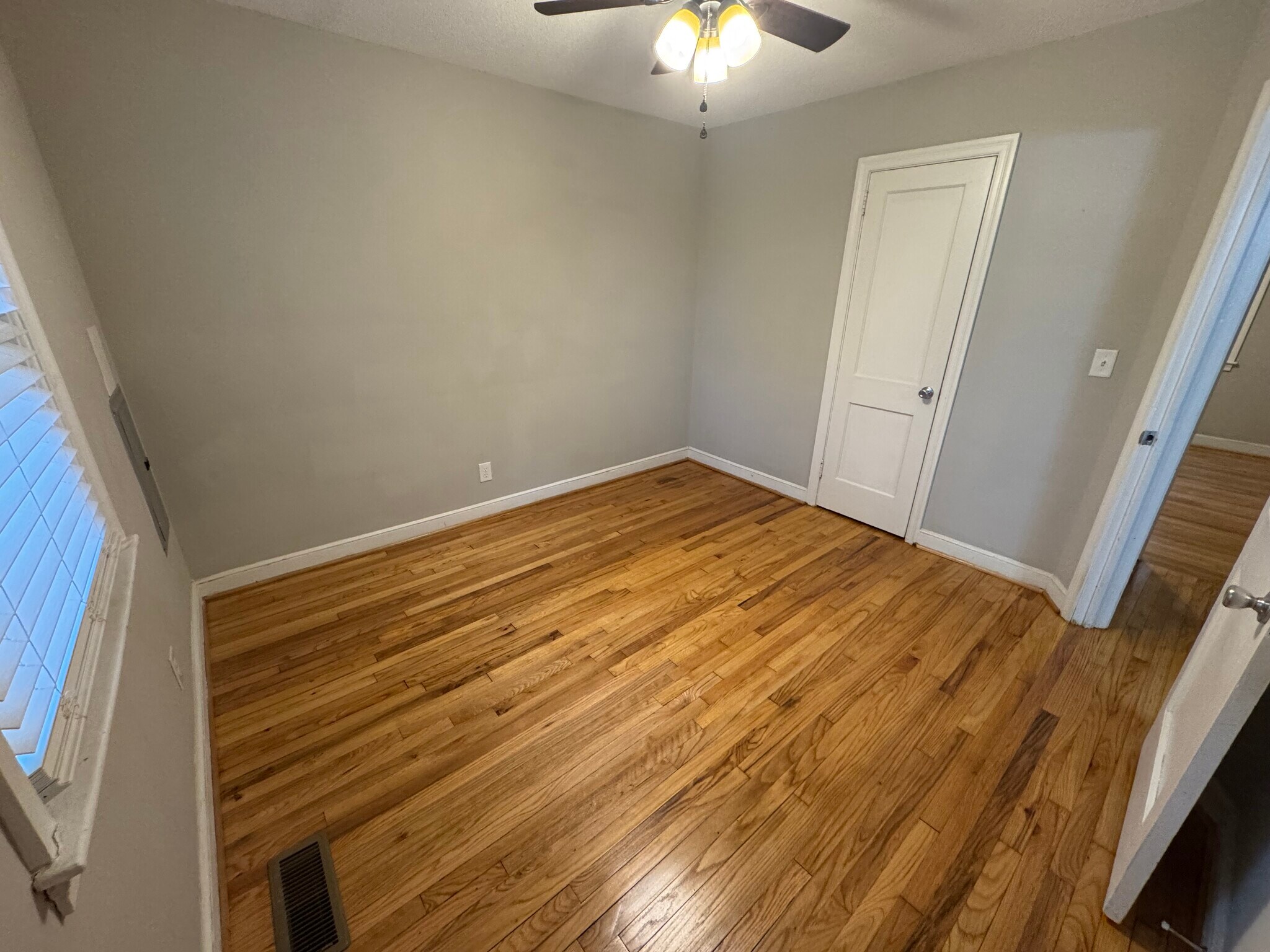 Building Photo - 28 Hollywood Ct