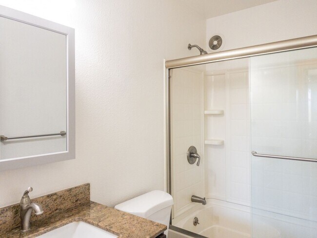 Building Photo - 2BD 1BA Recently Renovated Unit! Parking! ...