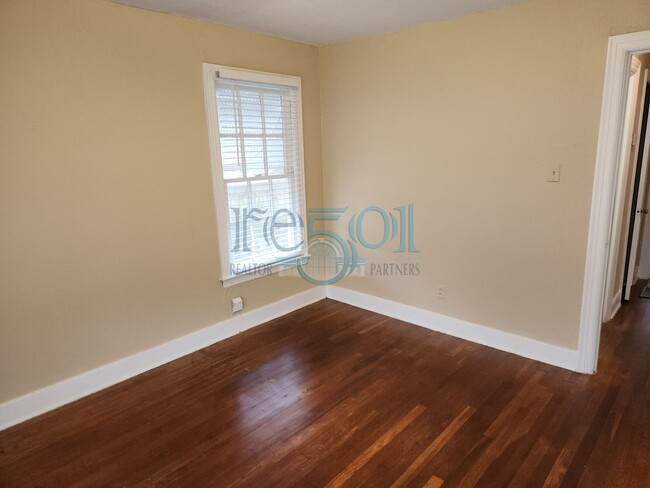 Building Photo - Great Find in Hillcrest! 2BR & 1 BA