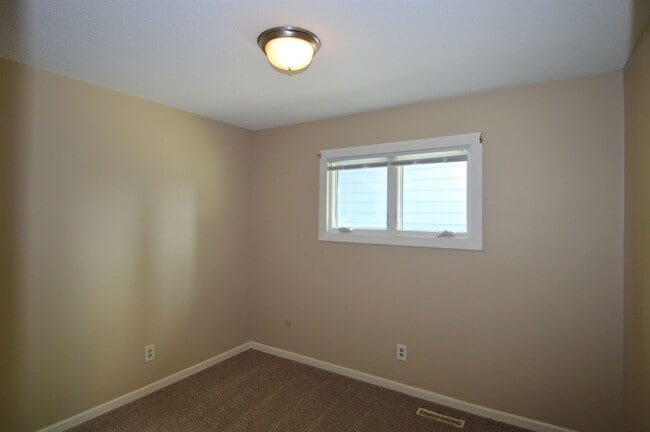 Building Photo - 5 Bedroom, 2 Bathroom House for Rent close to UND and Altru Hospital