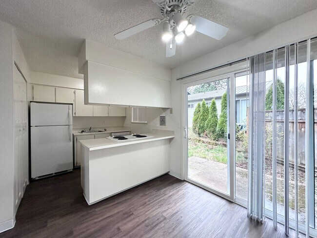 Building Photo - LOVELY & AFFORDABLE! Duplex community in the heart of Sandy, OR!