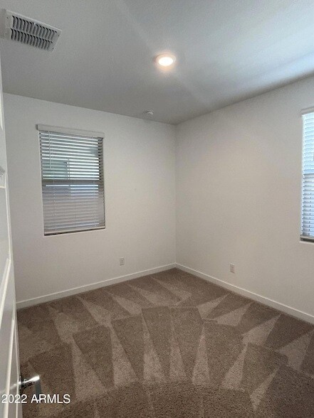 Building Photo - 9849 E Tahoe Ave