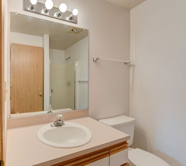 Building Photo - Recently Updated 2-Bedroom 2nd Floor Condo
