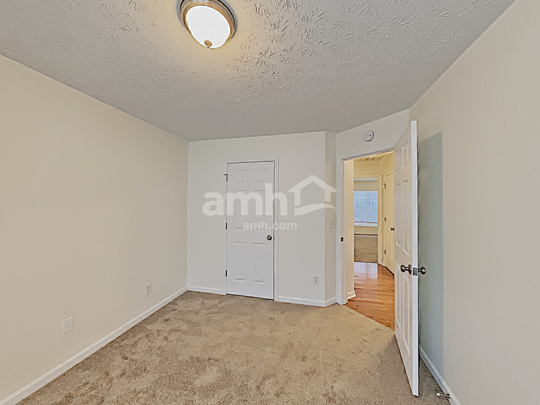 Building Photo - 558 The Blvd