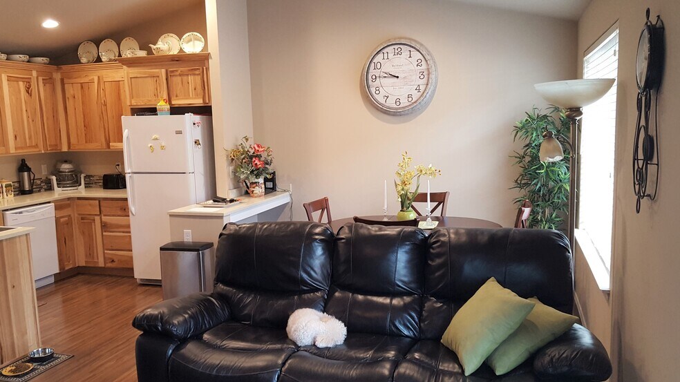 Building Photo - 885 NW 2nd St.