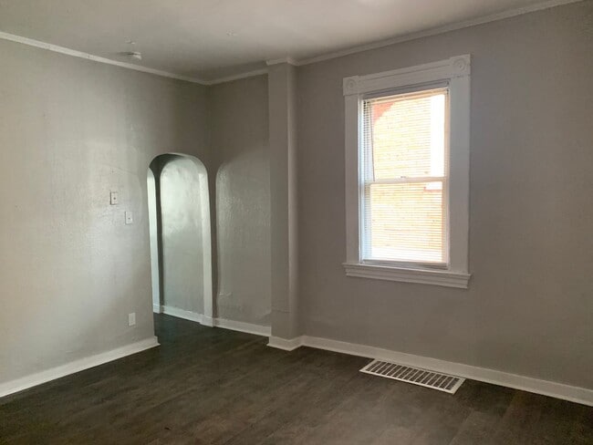 Building Photo - 2 bedroom 1 bath with laundry