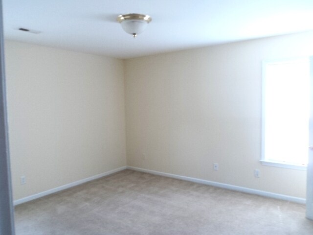 Building Photo - Students welcome! 3 BR House with rocking ...