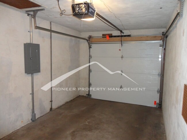 Building Photo - Updated 1/2 Duplex with Washer/Dryer and Fenced Yard