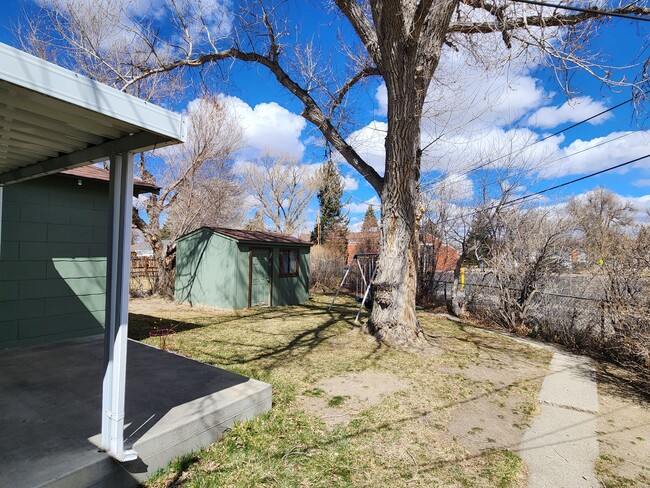 Building Photo - Charming 2 Bedroom W/Garage